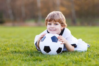 Futbol ya da futbol kamu inceleyen, küçük fan çocuk oyunu