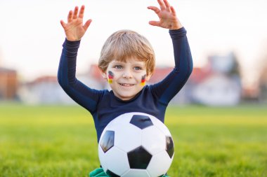 Futbol ya da futbol kamu inceleyen, küçük fan çocuk oyunu