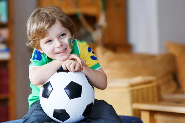 Lindo chico fan de divertirse y la felicidad para el fútbol juego —  Fotos de Stock