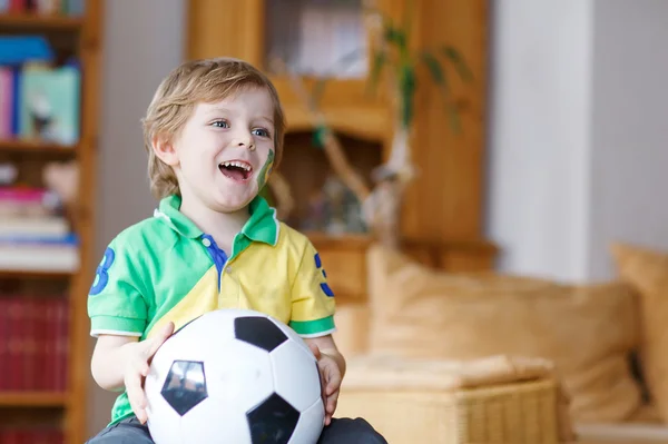 Ativo menino de 4 assistindo jogo de futebol — Fotografia de Stock