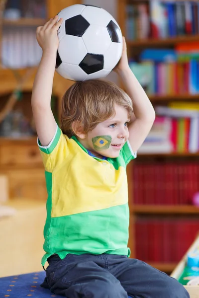 Jongen voetbalfan tonen emoties voor het winnen van zijn team — Stockfoto