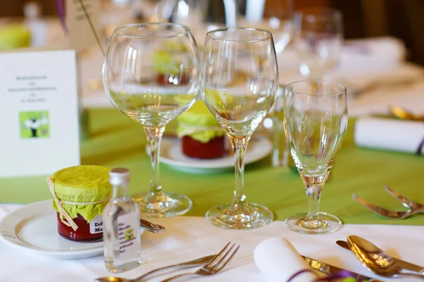 Κομψό τραπέζι που στο μωβ και πράσινο για το γάμο ή κόμμα εκδήλωση — Φωτογραφία Αρχείου