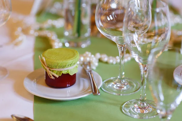 Elegante mesa engastada en lila y verde para fiesta de bodas o eventos —  Fotos de Stock