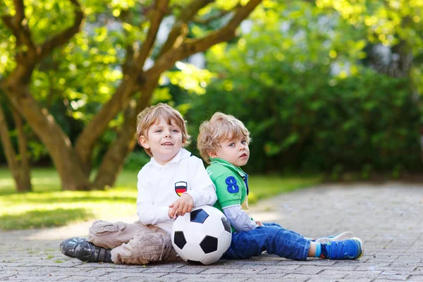 Dos pequeños fanáticos en público viendo el partido de fútbol —  Fotos de Stock