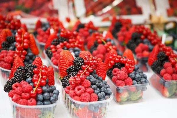 Korb mit frischen saftigen Beeren auf Bauernmarkt — Stockfoto