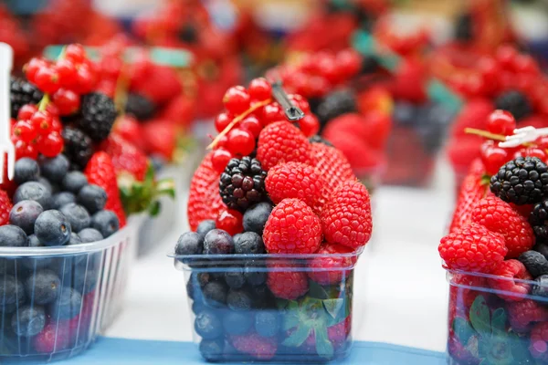 Korb mit frischen saftigen Beeren auf Bauernmarkt — Stockfoto