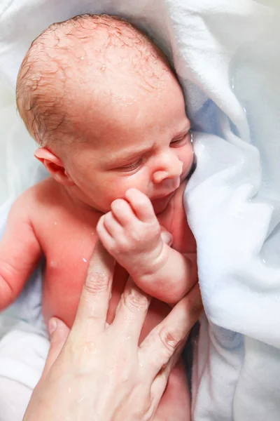 Pasgeboren babyjongen alleen enkele uren oud — Stockfoto