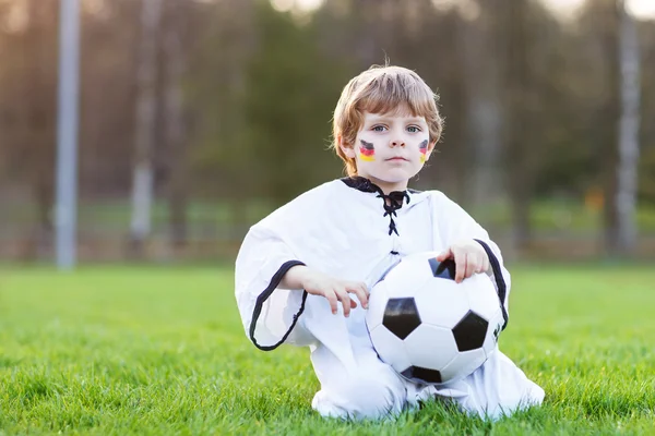 Liten fläkt pojke vid offentlig visning av fotboll eller fotboll spel — Stockfoto