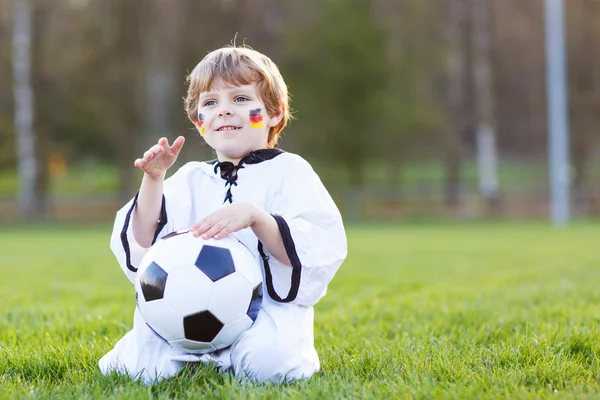 Liten fläkt pojke vid offentlig visning av fotboll eller fotboll spel — Stockfoto