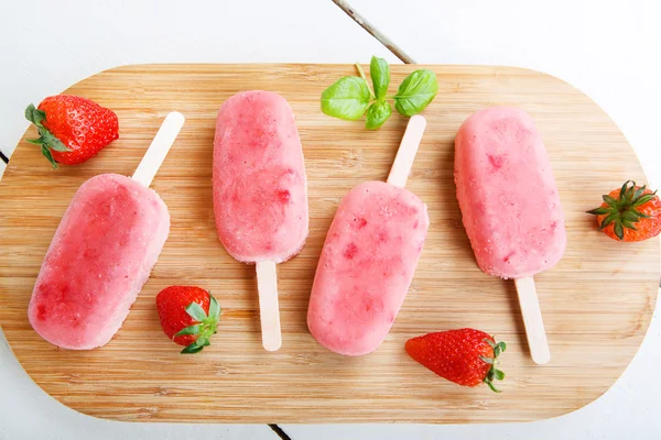 Домашнее мороженое со свежими ягодами . — стоковое фото