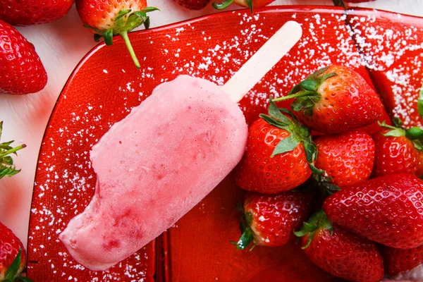 Helado casero con bayas frescas . — Foto de Stock