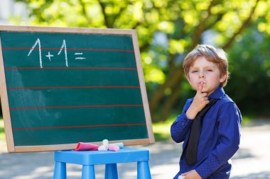 Matematik pratiği blackboard, küçük çocuk