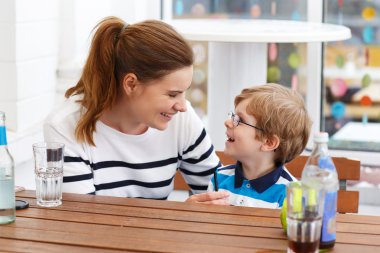 Anne ve bebek evlat rahatlatıcı Açık Restoran .