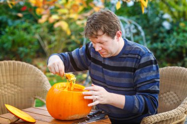 Cadılar Bayramı Balkabağı yapma genç adam 