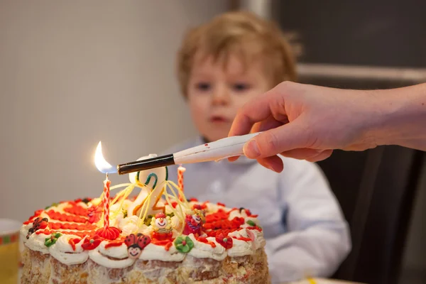 小孩在他 2 岁生日蛋糕吹蜡烛 — 图库照片