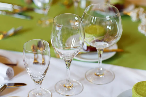 Elegant table set in lilac and green for wedding or event party — Stock Photo, Image