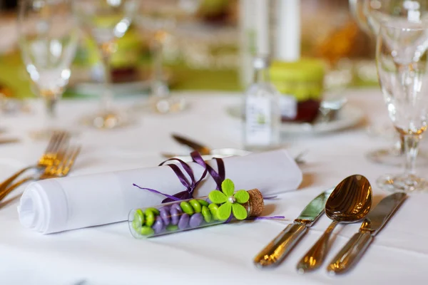 Table élégante en lilas et vert pour mariage ou fête d'événement — Photo