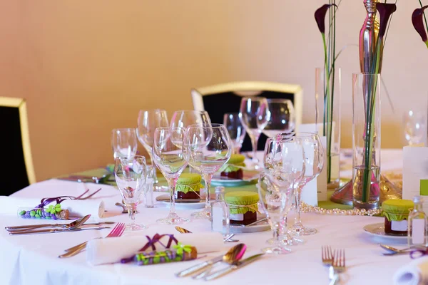 Elegante tavola apparecchiata in lilla e verde per matrimoni o eventi — Foto Stock