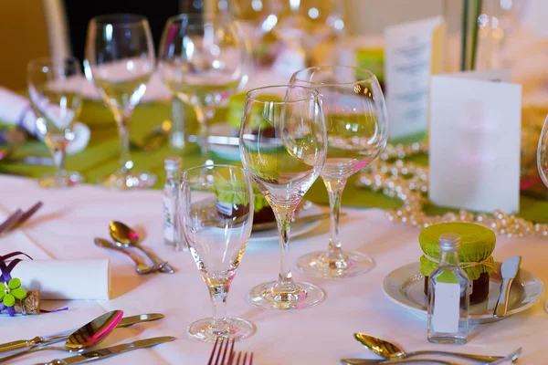 Elegant table set in lilac and green for wedding or event party — Stock Photo, Image