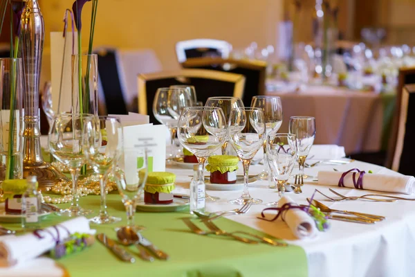 ライラックとウェディングやイベント パーティーのための緑でエレガントなテーブル設定 — ストック写真