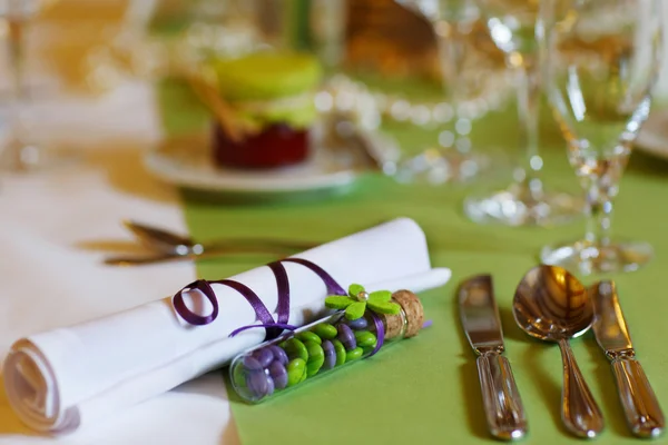 Mesa elegante em lilás e verde para festa de casamento ou evento — Fotografia de Stock