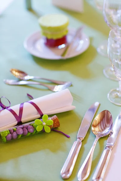Елегантний набір столу в бузковому і зеленому кольорі для весілля або вечірки — стокове фото