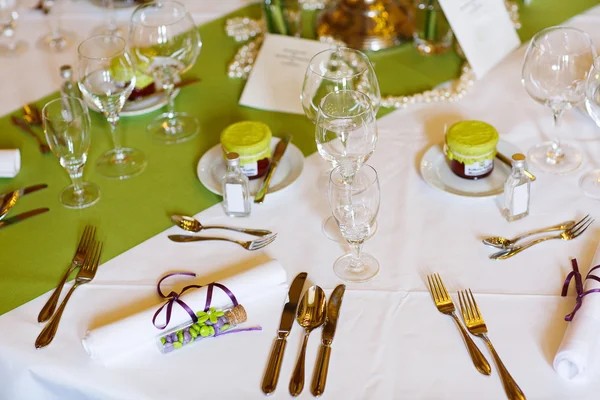Elegáns asztali készlet, lila és zöld esküvői vagy rendezvény fél — Stock Fotó
