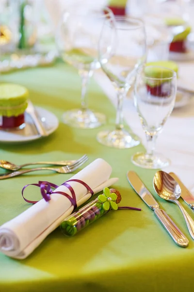 Elegante tabel ingesteld in lila en groen voor bruiloft of evenement partij — Stockfoto