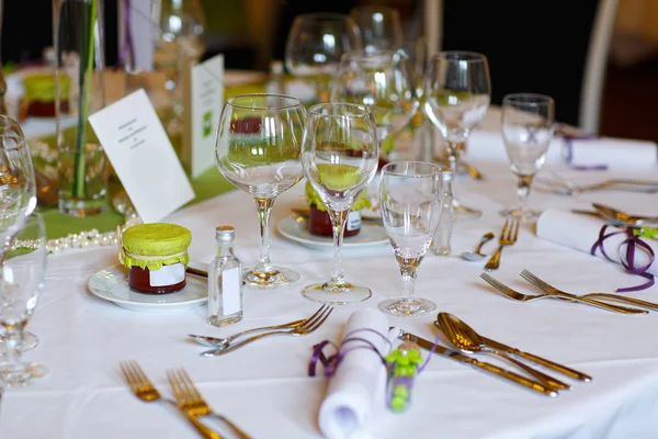 Elegant table set in lilac and green for wedding or event party — Stock Photo, Image