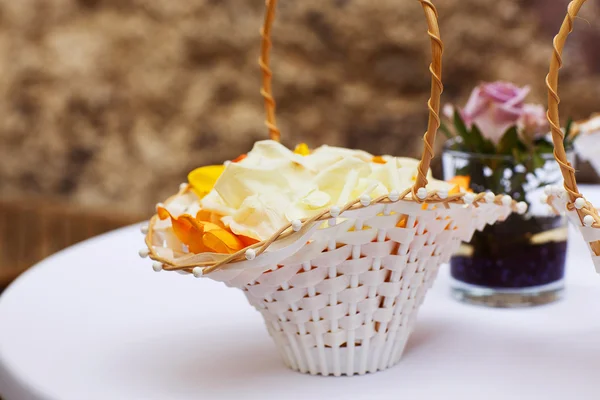 Rose petals in wedding basket for church ceremony. — Stock Photo, Image