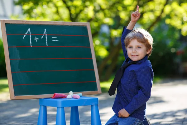 Matematik pratiği blackboard, küçük çocuk