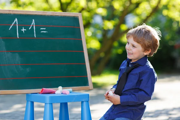 Matematik pratiği blackboard, küçük çocuk