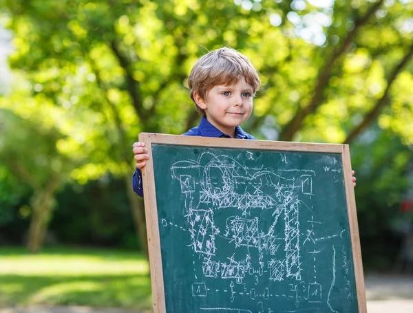 Blackboard sunum yapma, küçük çocuk — Stok fotoğraf