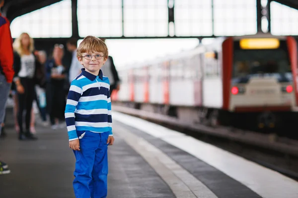 Szczęśliwy mały chłopiec w stacji metra. — Zdjęcie stockowe