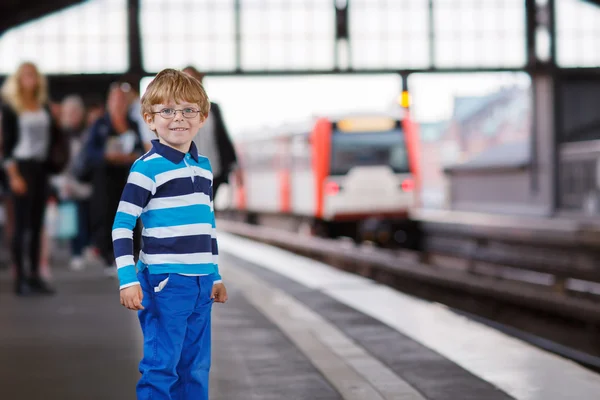 Glad liten pojke i en tunnelbanestation. — Stockfoto