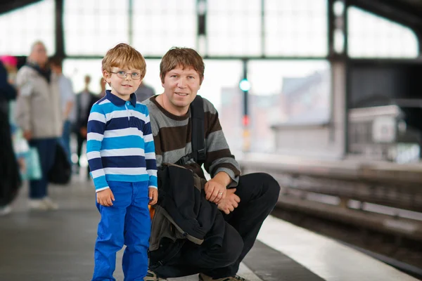 Mutlu küçük çocuk babası bir metro istasyonu ile. — Stok fotoğraf