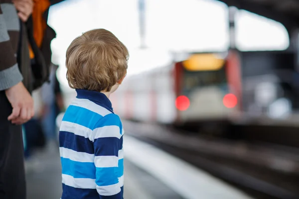 Glücklicher kleiner Junge in einer U-Bahn-Station. — Stockfoto