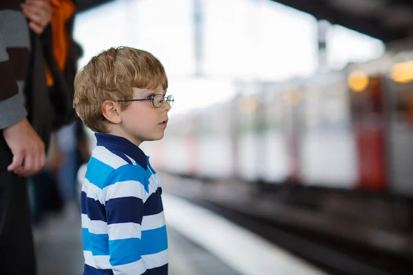 Niño feliz en una estación de metro . — Foto de Stock