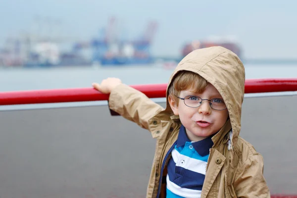 Mały chłopiec obserwując statków na promie. — Zdjęcie stockowe