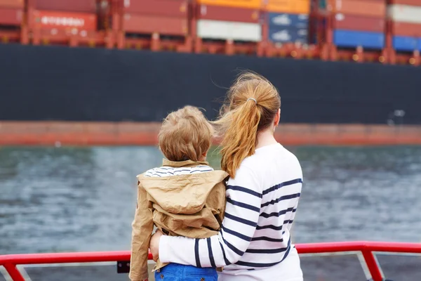 Kleine jongen en moeder kijken schepen op een veerboot. — Stockfoto