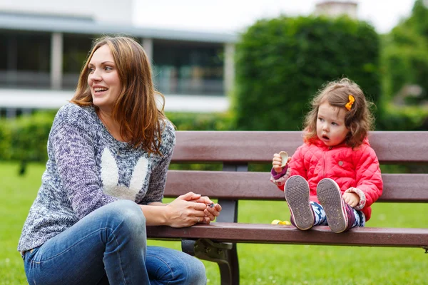 Mor och dotter ha roligt tillsammans — Stockfoto