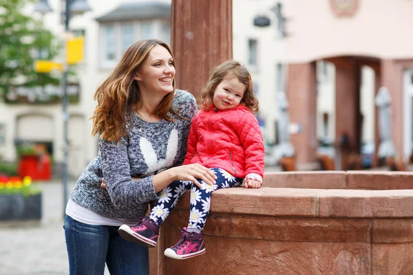 Moeder en kleine dochter plezier samen — Stockfoto