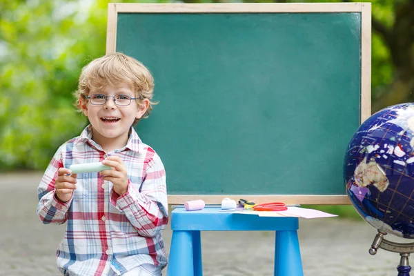 Petit garçon au tableau noir pratiquant les mathématiques — Photo