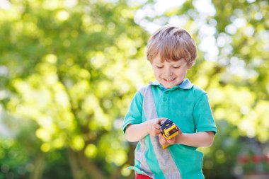 yürümeye başlayan çocuk araba oyuncakla oynamak