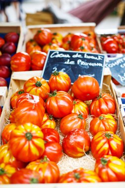 Provence Akdeniz çiftçi pazarından organik domates, 