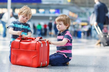 İki kardeş çocukları tatile gidiyor havaalanında çelme takmak.