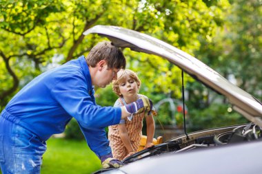 Genç baba oğlunun, yüksek motor aileler yağda değiştirmek için öğretim