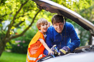 Genç baba oğlunun, yüksek motor aileler yağda değiştirmek için öğretim