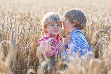 eğlenmek ve konuşan iki küçük kardeş erkek buğday sarı 