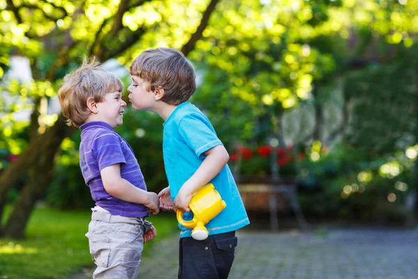 Two little sibling boys hugging and having fun outdoors — Stock Photo, Image